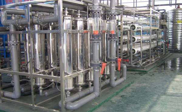       化工行業(yè)中的高純水主要應(yīng)用于電池行溶劑用純水、化學(xué)分析、化工材料、產(chǎn)品清洗、物質(zhì)的分離、濃縮、提純，廢物回收等場(chǎng)合的用水，對(duì)于水質(zhì)要求相對(duì)來(lái)說(shuō)不是太高，純水電導(dǎo)率從0.1uS/cm-20uS/cm就基本上能滿足要求。我們公司可根據(jù)客戶對(duì)水質(zhì)的具體要求，采用反滲透，離子交換，EDI等超純水生產(chǎn)工藝的不同組合，生產(chǎn)出即經(jīng)濟(jì)實(shí)用，又