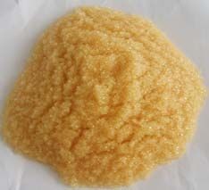 軟化樹脂是專用于軟化硬水的一種專用樹脂，通過離子交換技術(shù)，使水的硬度小于50 mg/L(CaCO3)。離子交換是一種特殊的動態(tài)吸附過程，一般是由不溶于水的離子交換劑在電解質(zhì)溶液中進行，這種離子交換劑即為離子交換樹脂。